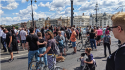 A katatörvény szigorítása ellen tiltakozók blokkolják a Margit híd forgalmát Budapesten, 2022. július 12-én
