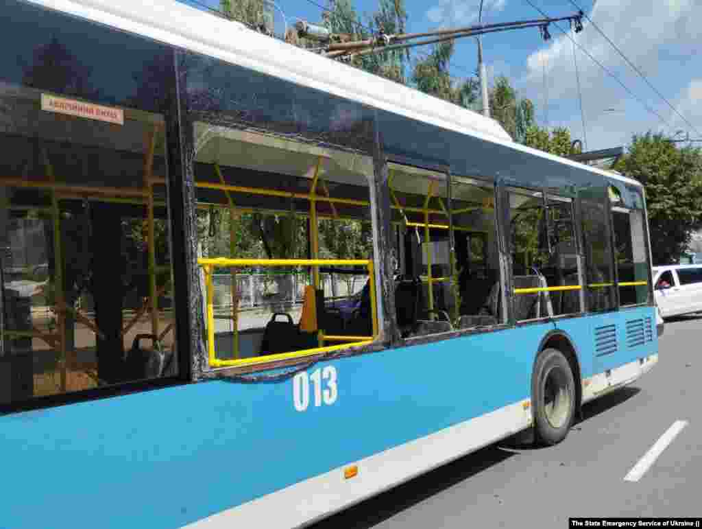 Вибиті шибки в місцевому автобусі, який на момент вибуху, знаходився поруч із місцем ракетного влучання. Вінниця, 14 липня