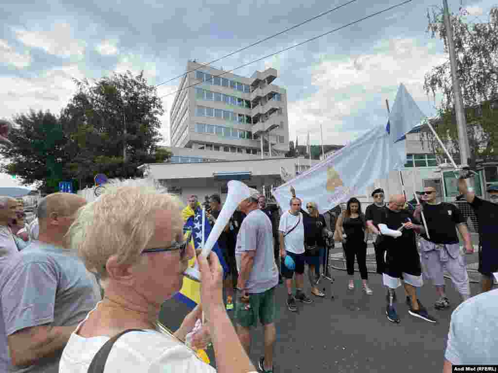 Razlog protesta je najavljena odluka visokog predstavnika Christiana Schmidta kojom planira izmijeniti Izborni zakon BiH, te dio i Ustava Federacije BiH.