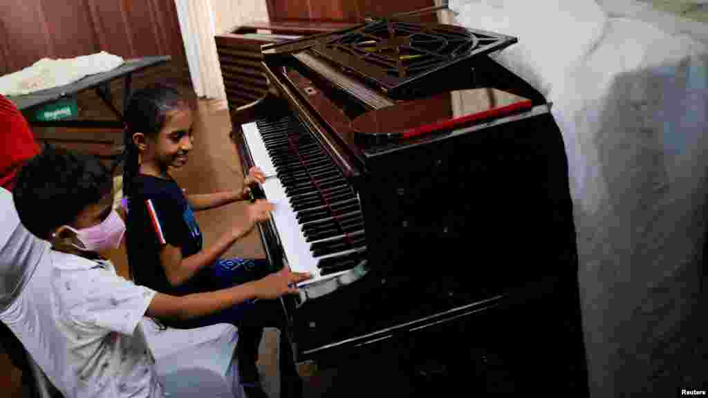 Gyerekek zongoráznak az elnöki rezidencián,&nbsp;Colombo, Srí Lanka, 2022. július 10.&nbsp;