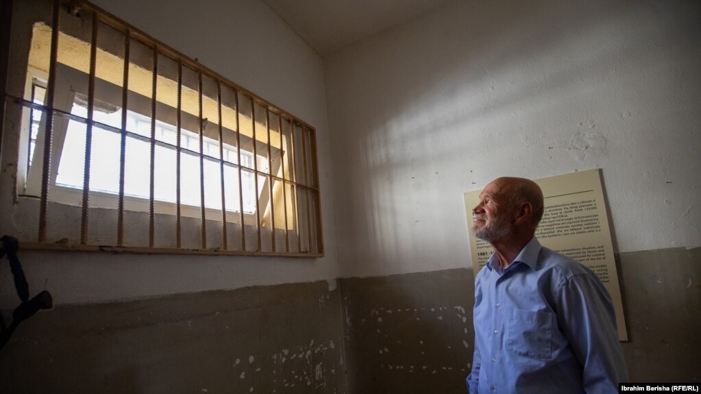 Martin Quni viziton burgun ku ka vuajtur nëntë vjet burgim. Ai ishte burgosur në vitin 1963. 
