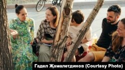"Связь" ("Элемтә") такымының татарча сөйләшү клубы активистлары
