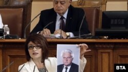 Десислава Атанасова (ГЕРБ) направи няколко изказвания по време на парламентарното заседание в петък против новите правила. 