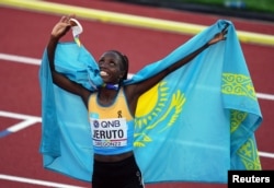 Золотая медалистка Казахстана Нора Джеруто празднует победу в финальном беге на 3000 метров с препятствиями среди женщин. Хейворд-филд, Юджин, Орегон, США, 20 июля 2022 года
