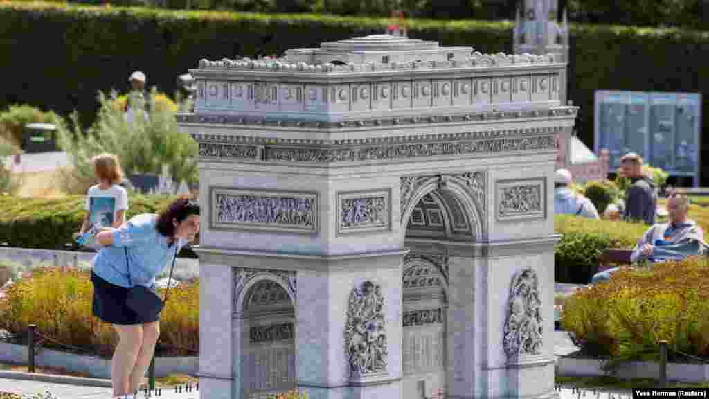 Posjetiteljica posmatra repliku pariskog Trijumfalne kapije u Mini-Europe parku minijatura u Briselu, Belgija, 27. juli.