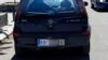 Mitrovicë e Veriut, në veturë shihen targat të mbuluara me letra ngjitëse me KM, 13 korrik 2022. 