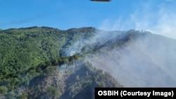 U gašenju požara angažirana dva helikoptera Oružanih snaga BiH