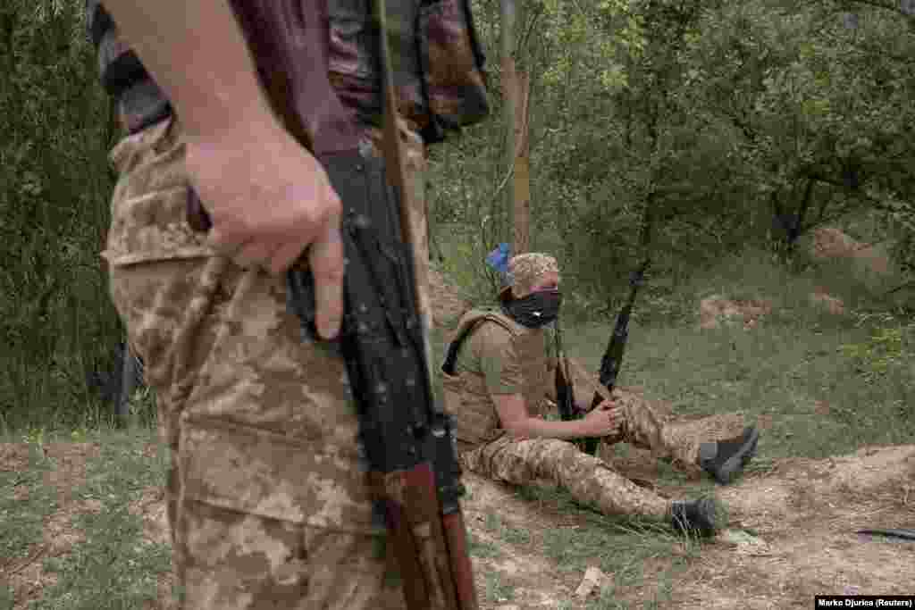 Katonák pihennek kiképzés közben. A nacionalista félkatonai csoportokat, mint a Szics,&nbsp;integrálták az ukrán fegyveres erőkbe, így a katonák jogosulttá válnak a nyugdíjra és katonai kórházi ellátásra