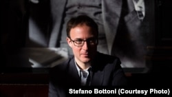 Stefano Bottoni, conferențiar la Universitatea din Florența, Italia, spune că Viktor Orbán a construit prin bani, viziune, ideologie, școli de vară, rețele de socializare și rețele culturale un sistem politic și cultural transnațional.