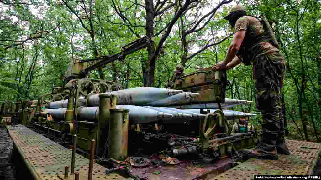 The Bureviy is equipped with a new, digital fire-control system. It can fire all the standard Soviet-made 220-milimeter unguided rockets.