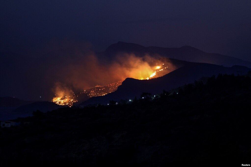 Zjarret në një shpat mali në ishullin Samos, Greqi, më 13 korrik 2022.