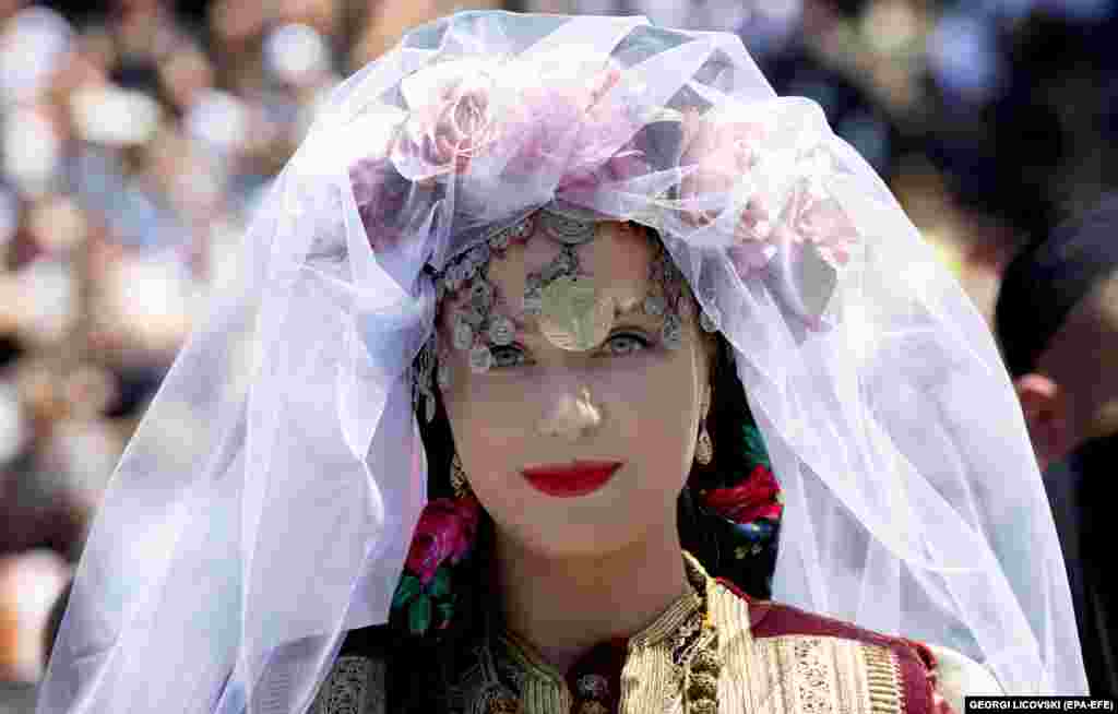 Një nuse në Galiçnik të Maqedonisë së Veriut, në ceremoninë e saj të dasmës gjatë Festivalit të Dasmës Tradicionale maqedonase.