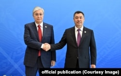 Президент Казахстана Касым-Жомарт Токаев (слева) и глава Кыргызстана Садыр Жапаров (справа)