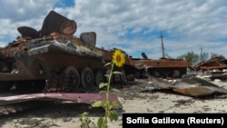 Vehicule militare rusești distruse la o fermă agricolă folosită de armata rusă ca bază militară, regiunea Harkov, Ucraina, 17 iulie 2022..