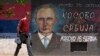 Muškarac prolazi pored grafita koji prikazuje ruskog predsednika Vladimira Putina i na kojem piše "Kosovo je Srbija" u Beogradu, 1. avgust 2022.