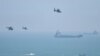 Китайски военни хеликоптери прелитат покрай остров Пингтан, една от най-близките до Тайван точки от територията на Китай.
