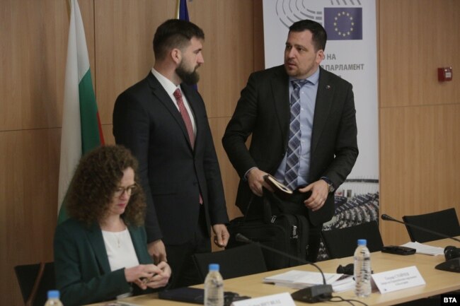 Андрей Новаков (вляво) и Томаш Здеховски разговарят по време на пресконференцията на мисията на ЕП в София на 13 април 2022 г. Същия ден евродепутатте се срещат с главния прокурор Иван Гешев.