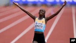 Нора Джеруто из Казахстана выигрывает забег среди женщин на 3000 метров с препятствиями на чемпионате мира по легкой атлетике. Юджин, штат Орегон, 16 июля 2022 года