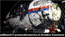  Реконструирани парчета от малайзийския боинг от полет MH17 в хангар на военна база в Нидерландия. 