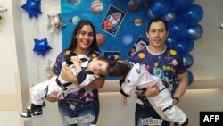  Родителите с близначетата преди да бъдат разграничени 