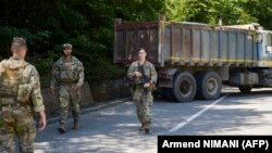 Војници на НАТО во Косово патролираат покрај патната барикада поставена од етничките Срби во близина на градот Зубин Поток на 1 август 2022 година.