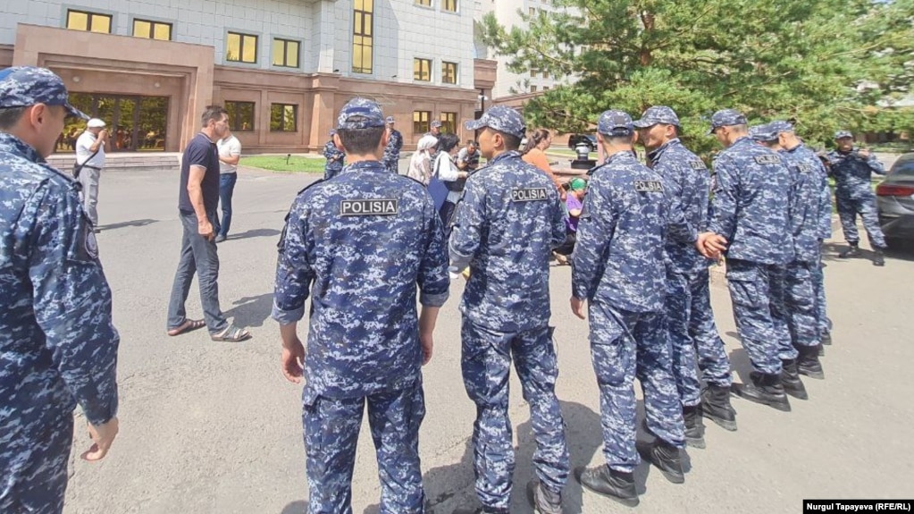 Полиция блокирует путь к Акорду протестующим. Нур-Султан, 13 июля 2022 года 