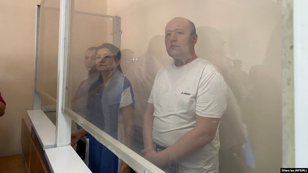 Кайрат Султанбек, Ляззат Досмамбетова и Жанмурат Аштаев (слева направо) во время оглашения приговора. Шымкент, 15 июля 2022 года 
