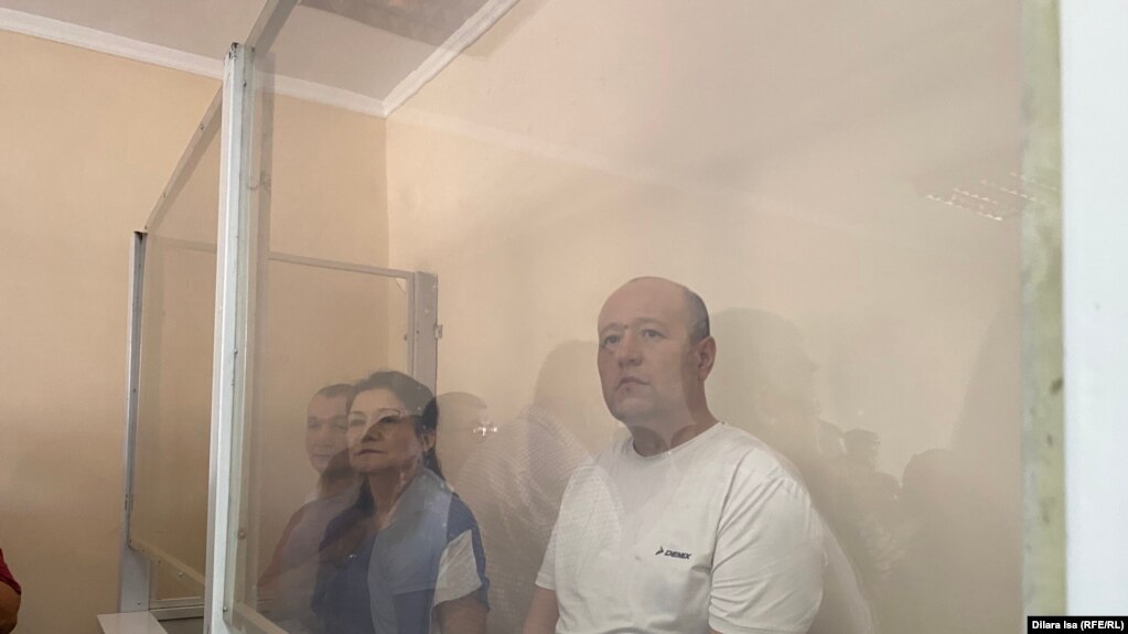 Кайрат Султанбек (слева), Ляззат Досмамбетова и Жанмурат Аштаев в суде во время оглашения им приговора. Шымкент, 15 июля 2022 года 