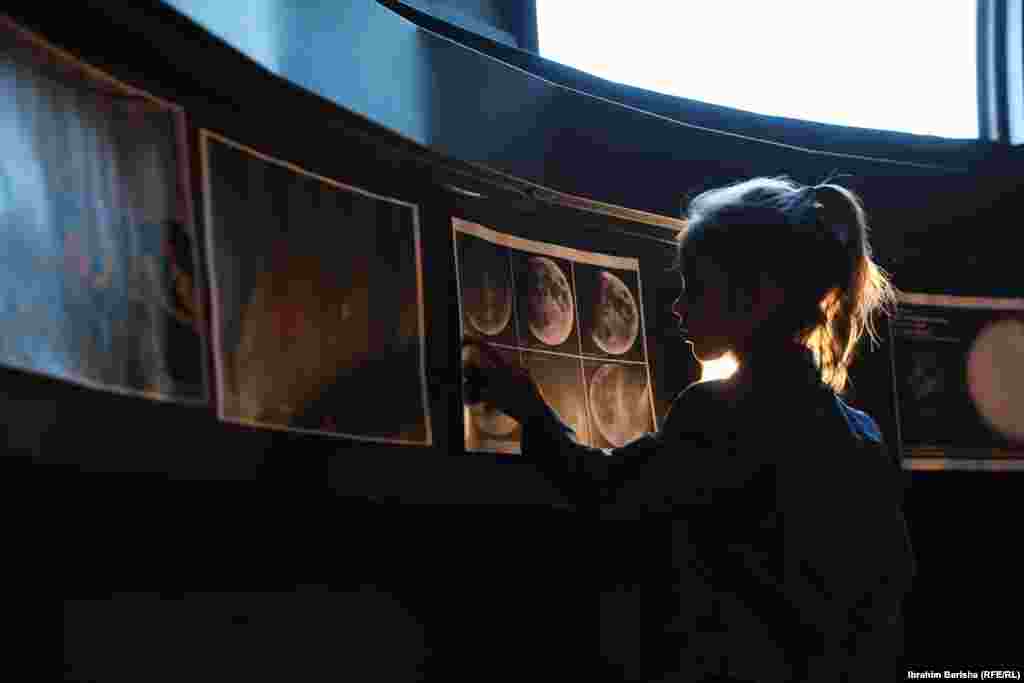 Devojčica gleda slike Meseca koje su izložene u novootvorenoj zgradi Opservatorije. &nbsp;