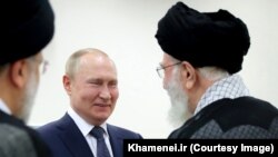 پوتین په تهران کې د ایران له ستر مذهبي مشر ایت الله علي خامنه يي سره د لیدو پر مهال - د جولای ۱۹مې انځور. 