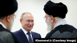 Верховный лидер Ирана аятолла Али Хаменеи (справа) встречается с президентом России Владимиром Путиным (в центре) в Тегеране, Иран, 19 июля 2022 года