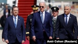 استقبال یائیر لاپید، نخست‌وزیر دولت انتقالی اسرائیل (راست) و ییتصخاک هرتزوگ، ر‌ئیس‌جمهوری، از جو بایدن (وسط)