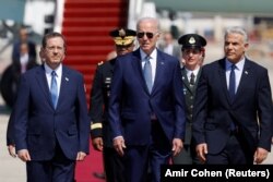 Прем’єр-міністр Ізраїлю Яїр Лапід і президент Ісаак Герцог вітають президента США Джо Байдена під час його прибуття із триденним візитом до Ізраїлю. 13 липня 2022 року