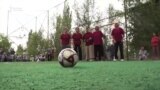 Келиндери менен чогуу футбол ойногон апалар