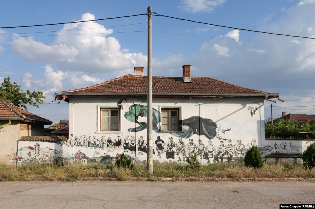 Një shtëpi e pikturuar me portrete të banorëve vendas të fshatit Staro Zhelezare.