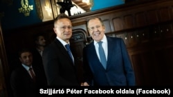 Peter Szijjártó (stânga), îl salută pe omologul său rus, Serghei Lavrov, în timpul unei vizite la Moscova, Rusia, pe 21 iulie 2022 - la aproape cinci luni după invadarea Ucrainei de către ruși.