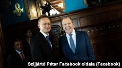 Ministrul de Externe al Ungariei, Peter Szijjarto (centru-stânga), și cel al Rusiei, Serghei Lavrov (dreapta), în timpul vizitei lui Szijjarto de la Moscova, 21 iulie 2021.