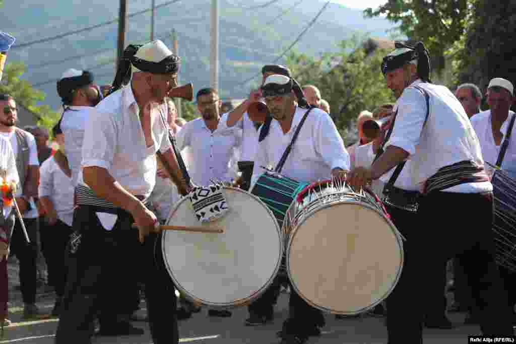 Prvog dana u školskom dvorištu se održava tradicionalni doček muzičara.