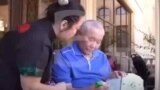Арбада отырған Болат Назарбаев пен қызы Гүлмира. YouTube-тағы видеодан скриншот