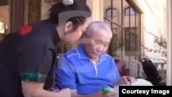 Болат Назарбаев менен анын кызы Гүлмира Абишева. Видео репортаждан алынган скриншот.