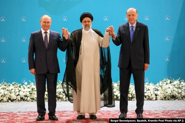 Presidenti rus Vladimir Putin, presidenti i ndjerë iranian Ibrahim Raisi dhe presidenti turk Rexhep Tajip Erdogan para bisedimeve në Pallatin Saadabad në Teheran më 19 korrik 2022.