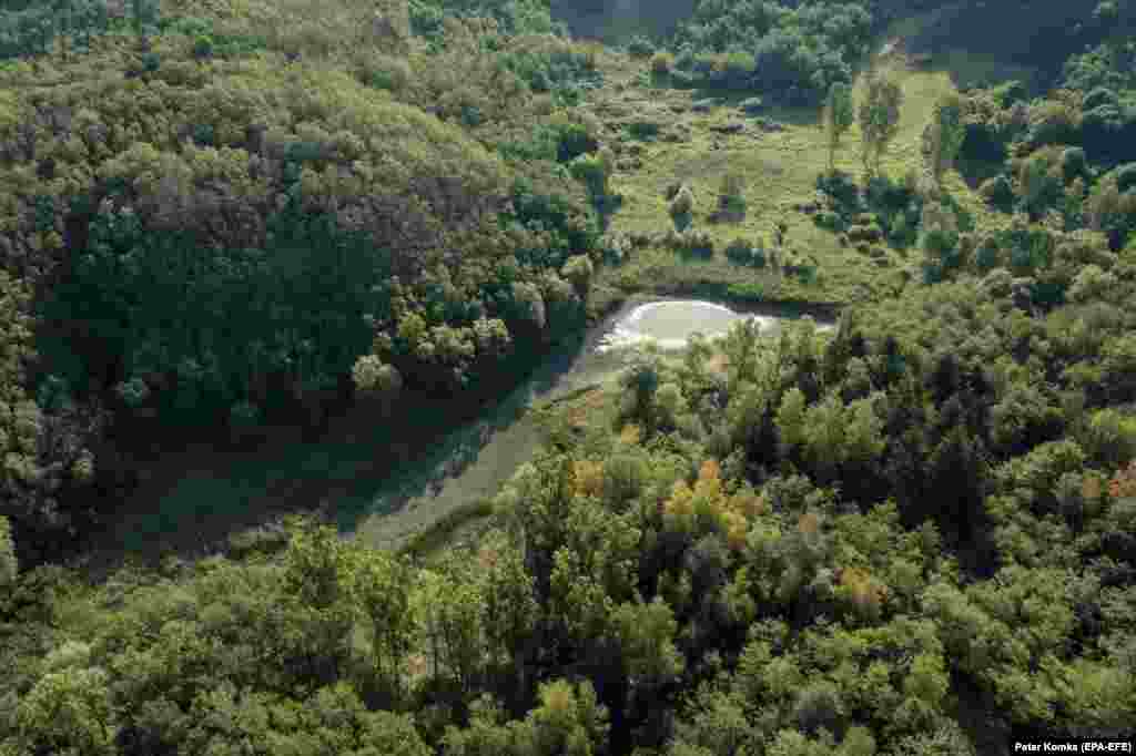 Fotografie în care se vede mica suprafață de apă rămasă în lacul de pescuit Halda din nordul Ungariei, pe 20 iulie.