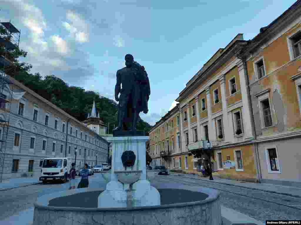 Statuia lui Hercule din Centrul Istoric din Băile Herculane a devenit simbol al orașului. Numele orașului datează din 153 după Hristos, când romanii au dedicat orașul eroului antic.&nbsp; &nbsp; &nbsp;