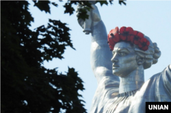 Одна зі спроб «українізації» монументу Батьківщини-матері маковим вінком
