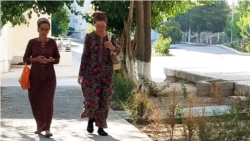 Женщины в традиционной одежде. Туркменистан 