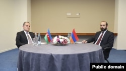Главы МИД Армении и Азербайджана Арарат Мирзоян (справа) и Джейхун Байрамов