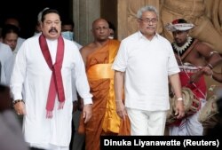 Ish-kryeministri i Sri Lankës, Mahinda Rajapaksa, dhe vëllai i tij presidenti tashmë i arratisur Gotabaya Rajapaksa - Fotografi nga arkivi.
