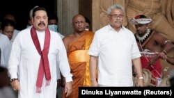 Kryeministri i Shri Lankës Mahinda Rajapaksa dhe presidenti Gotabaya Rajapaksa gjatë ceremonisë së betimit në Colombo, Sri Lanka, 9 gusht 2020.