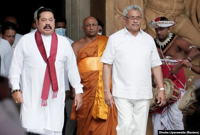Ish-kryeministri i Sri Lankës, Mahinda Rajapaksa, dhe vëllai i tij presidenti tashmë i arratisur Gotabaya Rajapaksa - Fotografi nga arkivi.