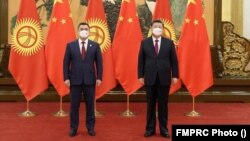 XXR rahbari Si Szinpin (o‘) Qirg‘iziston prezidenti Sadir Japarov (ch) bilan uchrashuvda, Pekin, 2022-yil fevrali